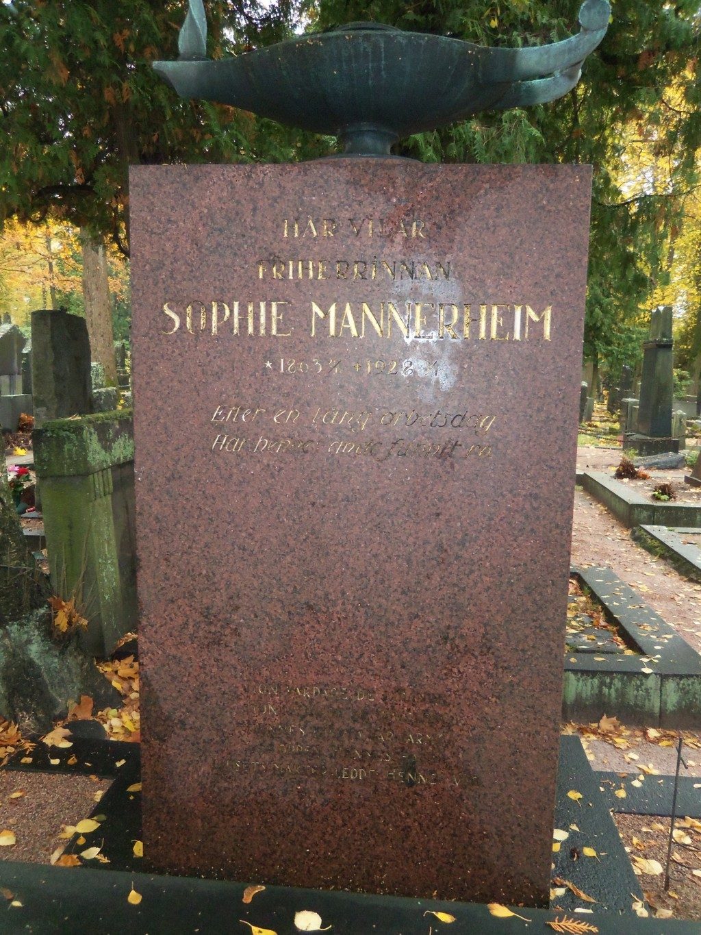 Sophie Mannerheim's tomb, Helsinki (2).JPG